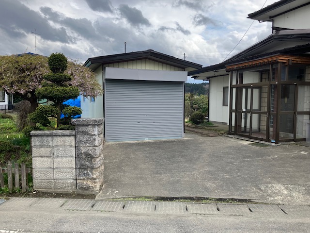 青森県上北郡六戸町犬落瀬字船場河原5番1（当社看板有）